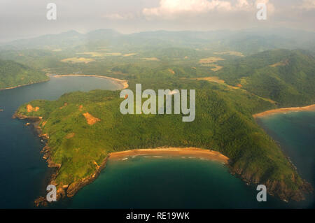 Luftaufnahme der Teil der Insel Palawan. Luftaufnahme von Türkis Küstengewässer in El Nido Archipel Reiseziel Cauayan Insel. E Stockfoto