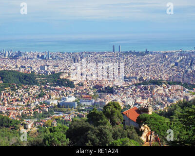 Panorama der Stadt von Tibidabo in Barcelona, Katalonien, Spanien. Landschaftlich schönen Panoramablick. Keine Menschen. Lebendige Farben. Stilisierte Qualität. Stockfoto