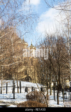 Die Muttergottes die Orthodoxe Kirche in Kiew, Ukraine auf sonnigen Tag der Epiphanie, der 19. Januar. Kirche aus dem frühen 20. Jahrhundert liegt in einem kleinen Park befindet. Stockfoto