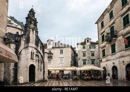 St. Luke's Kirche (Crkva Sv Lukas) in der gleichnamigen Platz (Trg Sv Lukas) an einem regnerischen Nachmittag: Kotor, Montenegro Stockfoto