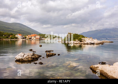 Die schönen kleinen Weiler Bjelila, und die Insel Skolj auf die Bucht von Kotor, Montenegro Stockfoto