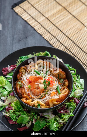 Reis Nudeln Salat mit grünem Gemüse und Garnelen, kopieren Raum Stockfoto