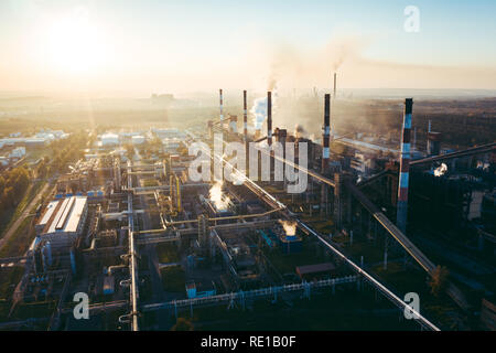 Industrielle Landschaft mit starker Verschmutzung durch eine große Fabrik produziert