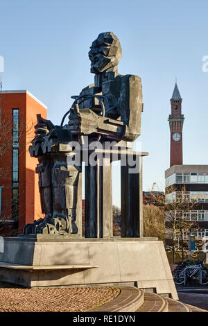 Universität von Birmingham, Edgbaston, Großbritannien. Eine riesige bronzene Statue zum Gedenken an den 19 c Wissenschaftler Michael Faraday, von Sir Eduardo Paolozzi, 2000 Stockfoto