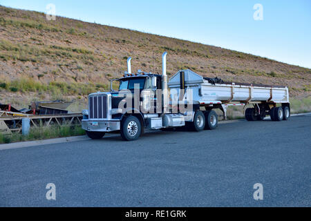 Große American Peterbilt Truck mit Anhänger für Sand oder Schotter Schleppen in der Nähe der Baustelle geparkt Stockfoto