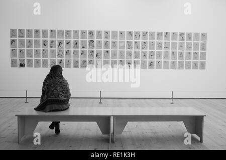 Frau stand in der Tate Modern bewundern Artwork Stockfoto