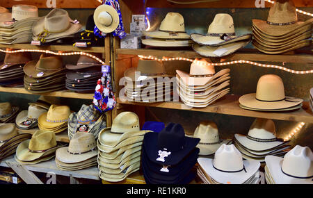 Amerikanischen Western mit breiter Krempe 'Cowboy' Stil Hüte auf der Anzeige für den Verkauf im Shop, Arizona Stockfoto