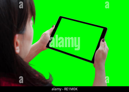 Frau mit Tablet mit isolierten Bildschirm in horizontaler Position. In grün isoliert, Chroma Key. Stockfoto