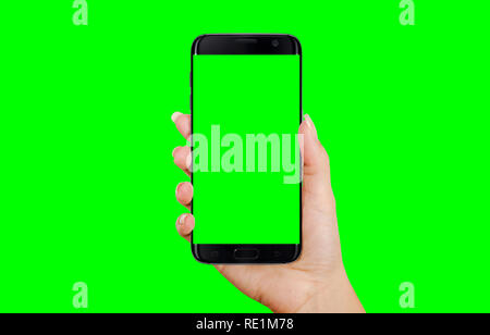 Schwarz, Smart Phone in der Frau die Hand. Isolierte Bildschirm und Hintergrund in grün, Chroma Key. Stockfoto