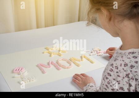 Muttertag. Ein Geschenk für das Kind, Mutter, zeichnen ein applique von Marshmallow Stockfoto