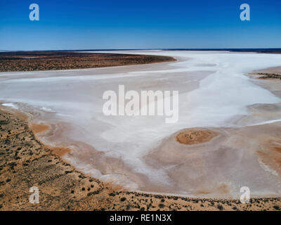 Antenne von einem kleinen Teil der Insel der Lagune ein Salt Lake in der Nähe von Pimba South Australia Stockfoto