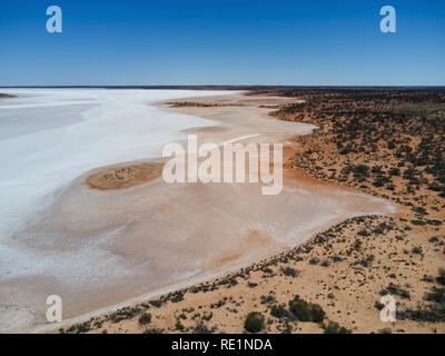 Antenne von einem kleinen Teil der Insel der Lagune ein Salt Lake in der Nähe von Pimba South Australia Stockfoto