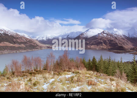 Blick über den Loch Duich und die fünf Schwestern von Kintail in den Highlands von Schottland Stockfoto