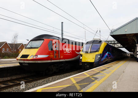 LNER Klasse 43, 43305, und Erste Hull Trains, Klasse 180 Adelante am Bahnsteig warten, Bahnhof Grantham, Lincolnshire, England Stockfoto