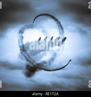 Royal Air Force Aerobatic Team, die roten Pfeile, führen Sie den Korkenzieher über RAF Syerston, 22. August 2018. Stockfoto