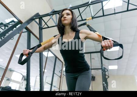 Junge fitness Frau Übungen mit Hilfe der Gurte System in der Turnhalle. Sport, fitness, training, Personen Konzept Stockfoto