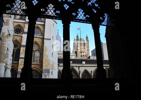 Victoria Turm des Westminster Palace in London, Vereinigtes Königreich, von der Kolonnade von Westminster Abbey zu sehen Stockfoto