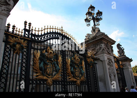 Reich verzierte Main Gate mit dem königlichen Wappen am Buckingham Palace in London, Vereinigtes Königreich Stockfoto