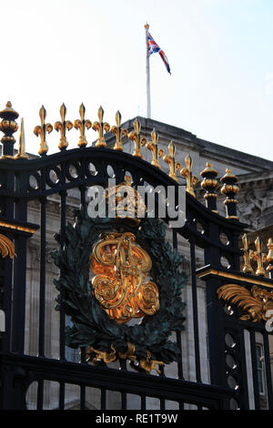 Reich verzierte Tor am Buckingham Palace in London, Vereinigtes Königreich, mit der Union Jack im Hintergrund Stockfoto