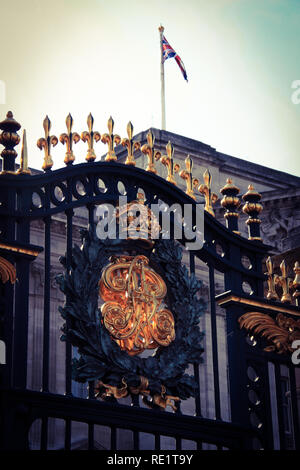 Reich verzierte Tor am Buckingham Palace in London, Vereinigtes Königreich, mit der Union Jack im Hintergrund Stockfoto