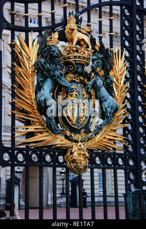 Königlichen Wappen am Haupttor am Buckingham Palace in London, Vereinigtes Königreich Stockfoto