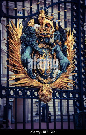 Königlichen Wappen am Haupttor am Buckingham Palace in London, Vereinigtes Königreich Stockfoto