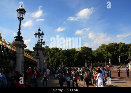 Masse von Touristen vor dem verzierten Toren am Buckingham Palace, London, Vereinigtes Königreich Stockfoto