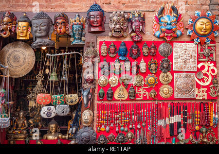 Bunt aus Holz geschnitzte Masken und Kunsthandwerk auf dem traditionellen Markt im Thamel Bezirk von Kathmandu, Nepal Stockfoto