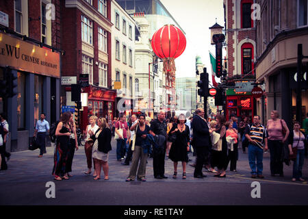 Wardour Street in Londons Chinatown, von Shaftesbury Avenue, London, Vereinigtes Königreich gesehen Stockfoto