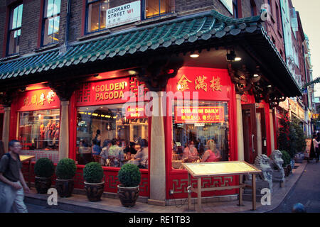 Typisch chinesisches Restaurant "Goldene Pagode" Gerrard Street in China Town, London, Vereinigtes Königreich Stockfoto