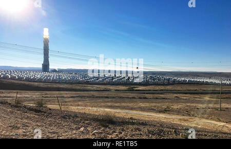 Ein Blick auf ein High-Tech-Solarkraftwerk im Negev in Israel mit Hintergrundbeleuchtung am frühen Morgen Stockfoto