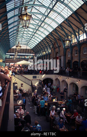 Die Menschen leben an der ehemaligen Gemüsemarkt in Covent Garden in London, Vereinigtes Königreich Stockfoto