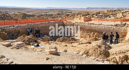 Eine archäologische Grabung an shivta Nationalpark in Israel zeigen, Archäologen und Arbeitnehmer Freilegung der Ruinen des Pools Stockfoto