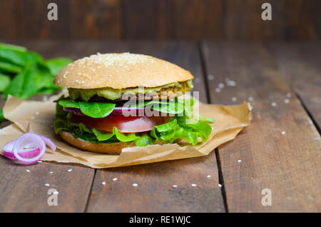 Vegane Burger, Burger mit Kichererbsen Patty, Avocado und Gemüse, gesunde, vegetarische Mahlzeiten Stockfoto