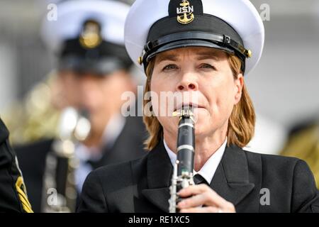 Senior Chief Petty Officer Laura D. Grantier, United States Navy Band spielt sie Klarinette während des Veterans Day Feier am Denkmal Amphitheater am Arlington National Cemetery, Arlington, Va., Nov. 11, 2016 Stockfoto