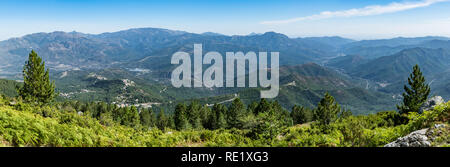 Panoramablick auf den Regionalen Naturpark von Korsika, in Zentral Korsika, an den Hängen des Monte Cardo mit Blick über Casanova. Stockfoto