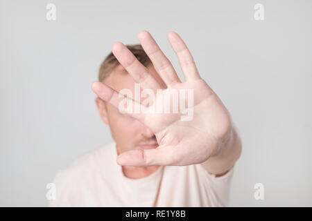 Verschwommen und Defokussierten, ein Mann mit Palm Hand, Konzept der Verweigerung Stockfoto