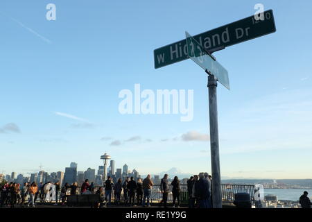 Touristen, die auf der Suche nach Ansicht von Seattle Skyline und Mount Rainier vom Kerry Park und Highland Drive Street, Seattle, Washington, USA Stockfoto
