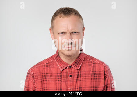 Er ist beunruhigt durch die Ratings von seinem Blog. Stockfoto