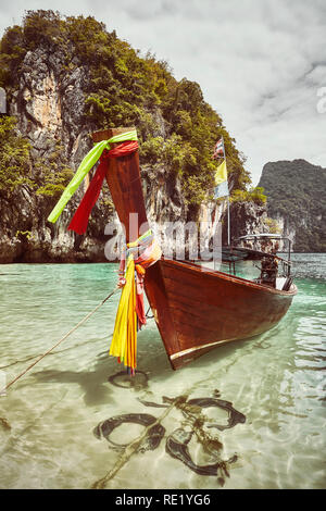 Retro getonten Bild eines long tail Boot eine tropische Insel, Thailand günstig. Stockfoto