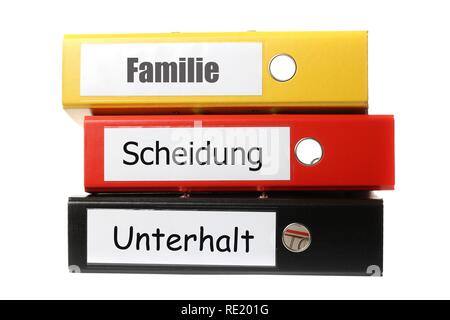 Schwarz, Gelb und Rot Ringbücher, in deutscher Sprache beschriftet für Familie, Scheidung und Unterhalt Stockfoto