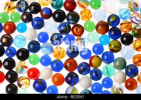 Glasmurmeln, verschiedene Farben und Größen Stockfoto