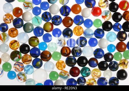 Glasmurmeln, verschiedene Farben und Größen Stockfoto