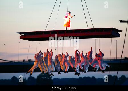 Globale Rheingold, theatralischen Spektakel der Spanischen Theatergruppe La Fura dels Baus, Eröffnung des Theater Festival Duisburg Stockfoto