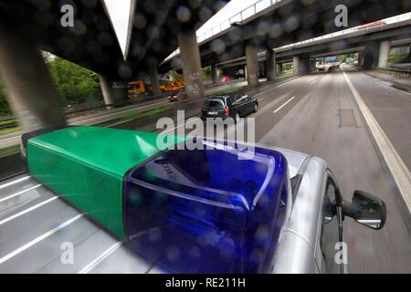 Autobahnpolizei Streifenwagen auf Patrouille, Autobahn A40, sogenannten Ruhrschnellweg, Duisburg, Ruhrgebiet, Nordrhein-Westfalen Stockfoto