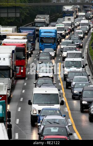 Langen, dichten Stau auf der Autobahn A 40, sogenannten Ruhrschnellweg, vor einer langfristigen Baustelle zwischen Essen Stockfoto