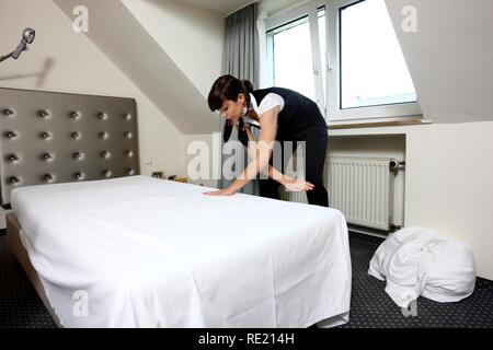 Hotel Management Trainee in einem Hotel arbeiten, Zimmerservice, Essen, Nordrhein-Westfalen Stockfoto