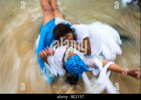 SALVADOR, Brasilien - Februar 2, 2016: eine Gruppe von Teilnehmern am jährlichen Festival der Yemanja sammeln zu baden Stockfoto