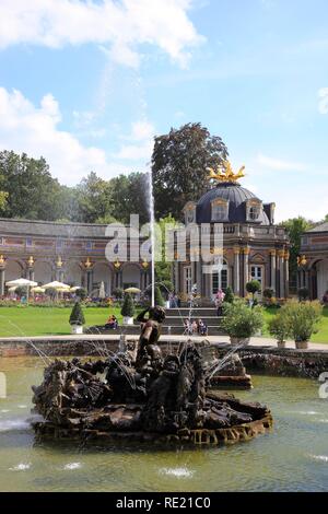 Brunnen und das Neue Schloss mit dem Sonnentempel in der Eremitage in Bayreuth, Oberfranken, Bayern Stockfoto