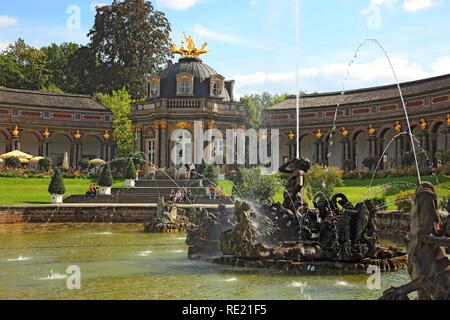 Brunnen und das Neue Schloss mit dem Sonnentempel in der Eremitage in Bayreuth, Oberfranken, Bayern Stockfoto